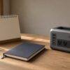 デスクのノートとポータブル電源